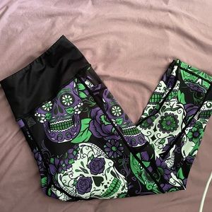 CVG Retired Chaos Skulls capris Large EUC